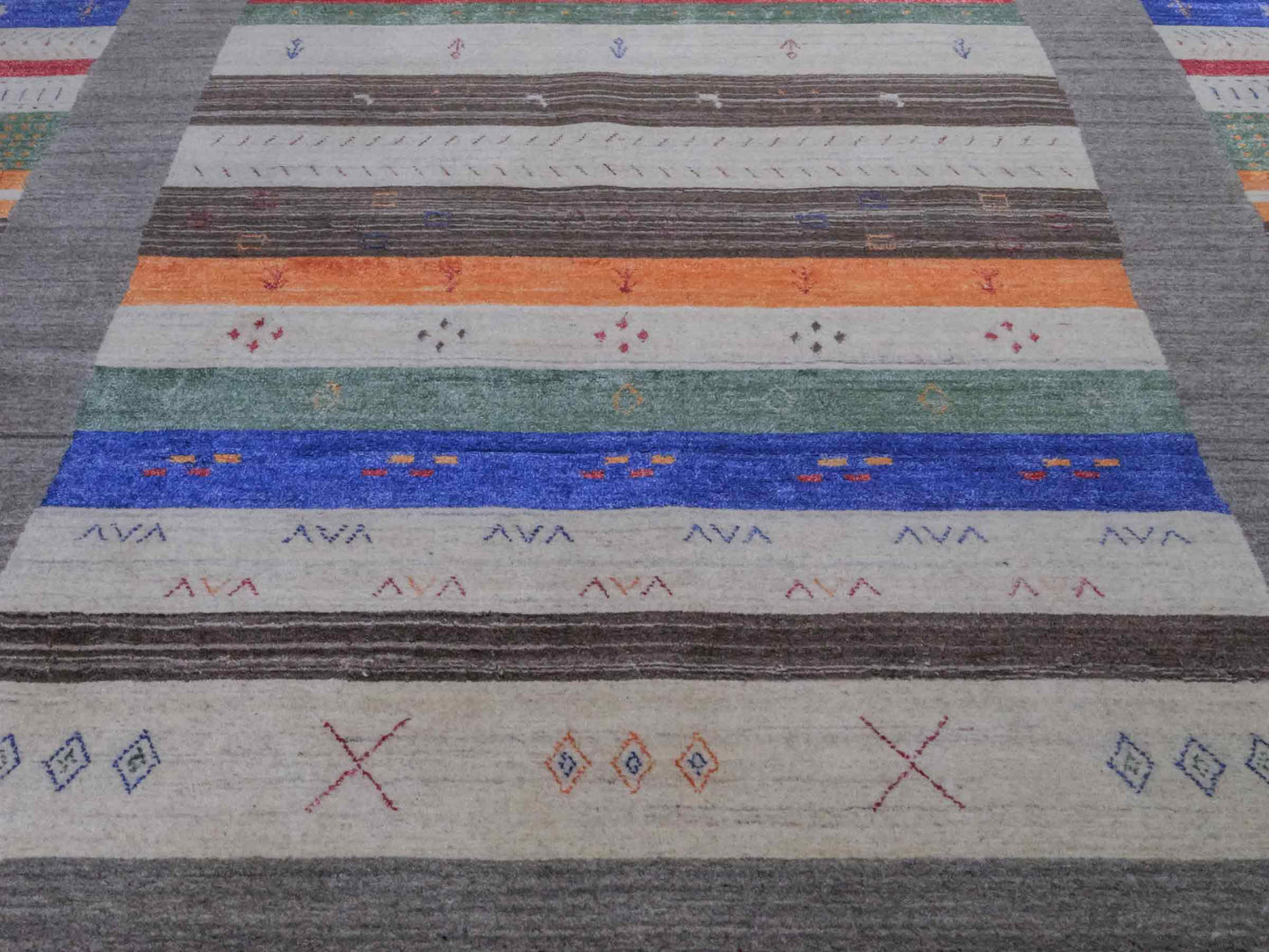 Moderner, Handloom Lori Gabbeh Orientteppich von Khademi aus Wolle mit Bambusseide, grau, mehrfarbig. Nomaden-Design. Produziert in Indien. Größe: 239x171cm. Teppichnummer: KB4-1808. Verkauf durch Jupiter Intl.