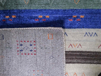 Moderner, Handloom Lori Gabbeh Orientteppich von Khademi aus Wolle mit Bambusseide, grau, mehrfarbig. Nomaden-Design. Produziert in Indien. Größe: 239x171cm. Teppichnummer: KB4-1808. Verkauf durch Jupiter Intl.