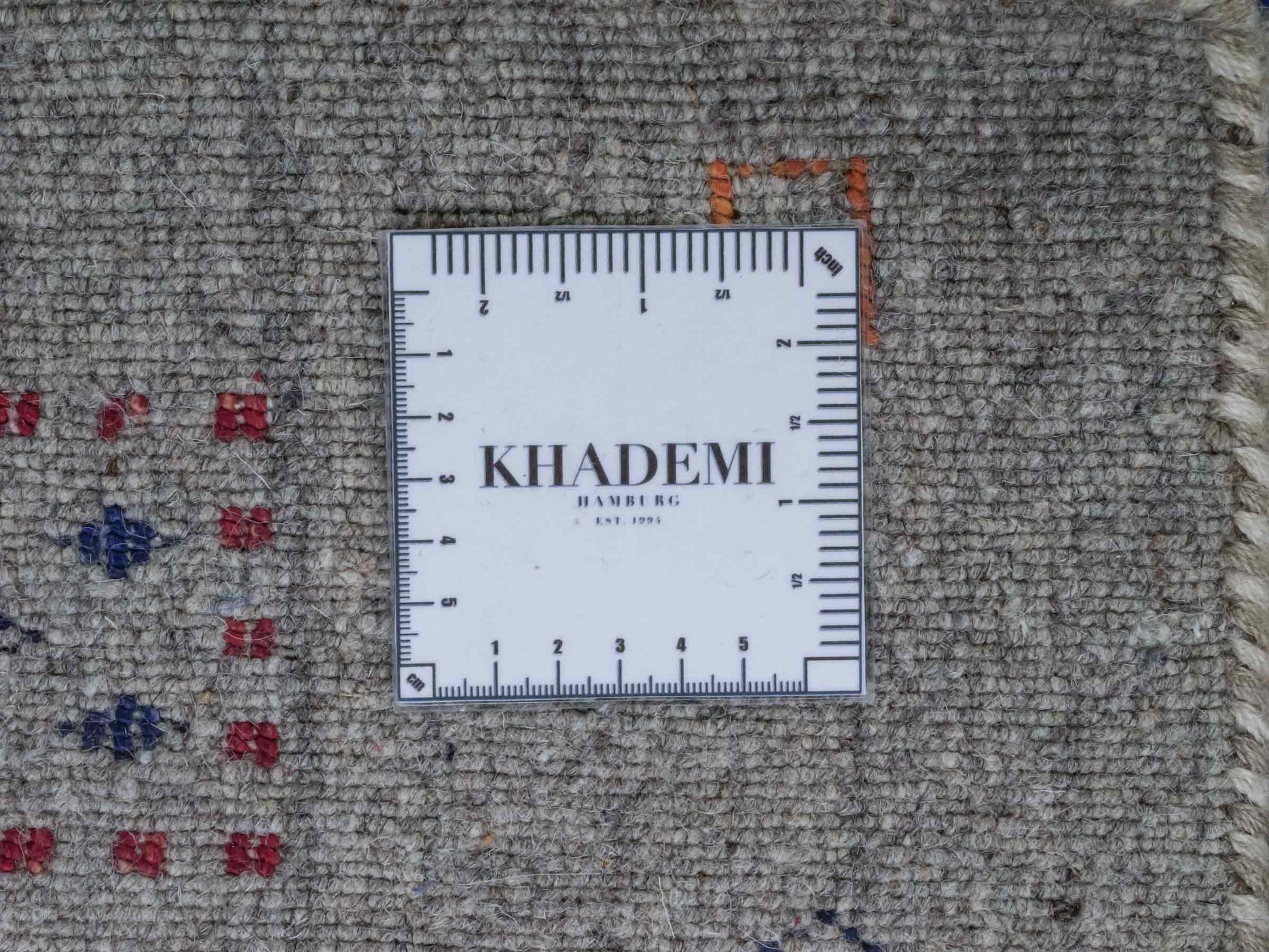 Moderner, Handloom Lori Gabbeh Orientteppich von Khademi aus Wolle mit Bambusseide, grau, mehrfarbig. Nomaden-Design. Produziert in Indien. Größe: 239x171cm. Teppichnummer: KB4-1808. Verkauf durch Jupiter Intl.