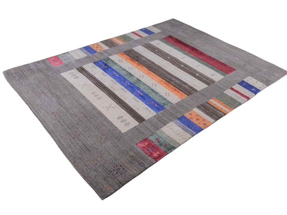 Moderner, Handloom Lori Gabbeh Orientteppich von Khademi aus Wolle mit Bambusseide, grau, mehrfarbig. Nomaden-Design. Produziert in Indien. Größe: 239x171cm. Teppichnummer: KB4-1808. Verkauf durch Jupiter Intl.