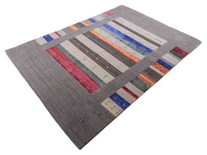 Moderner, Handloom Lori Gabbeh Orientteppich von Khademi aus Wolle mit Bambusseide, grau, mehrfarbig. Nomaden-Design. Produziert in Indien. Größe: 239x171cm. Teppichnummer: KB4-1808. Verkauf durch Jupiter Intl.