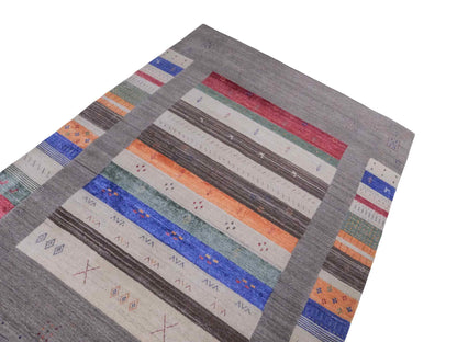 Moderner, Handloom Lori Gabbeh Orientteppich von Khademi aus Wolle mit Bambusseide, grau, mehrfarbig. Nomaden-Design. Produziert in Indien. Größe: 239x171cm. Teppichnummer: KB4-1808. Verkauf durch Jupiter Intl.