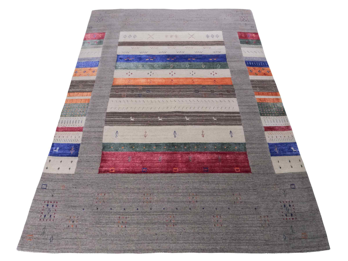 Moderner, Handloom Lori Gabbeh Orientteppich von Khademi aus Wolle mit Bambusseide, grau, mehrfarbig. Nomaden-Design. Produziert in Indien. Größe: 239x171cm. Teppichnummer: KB4-1808. Verkauf durch Jupiter Intl.