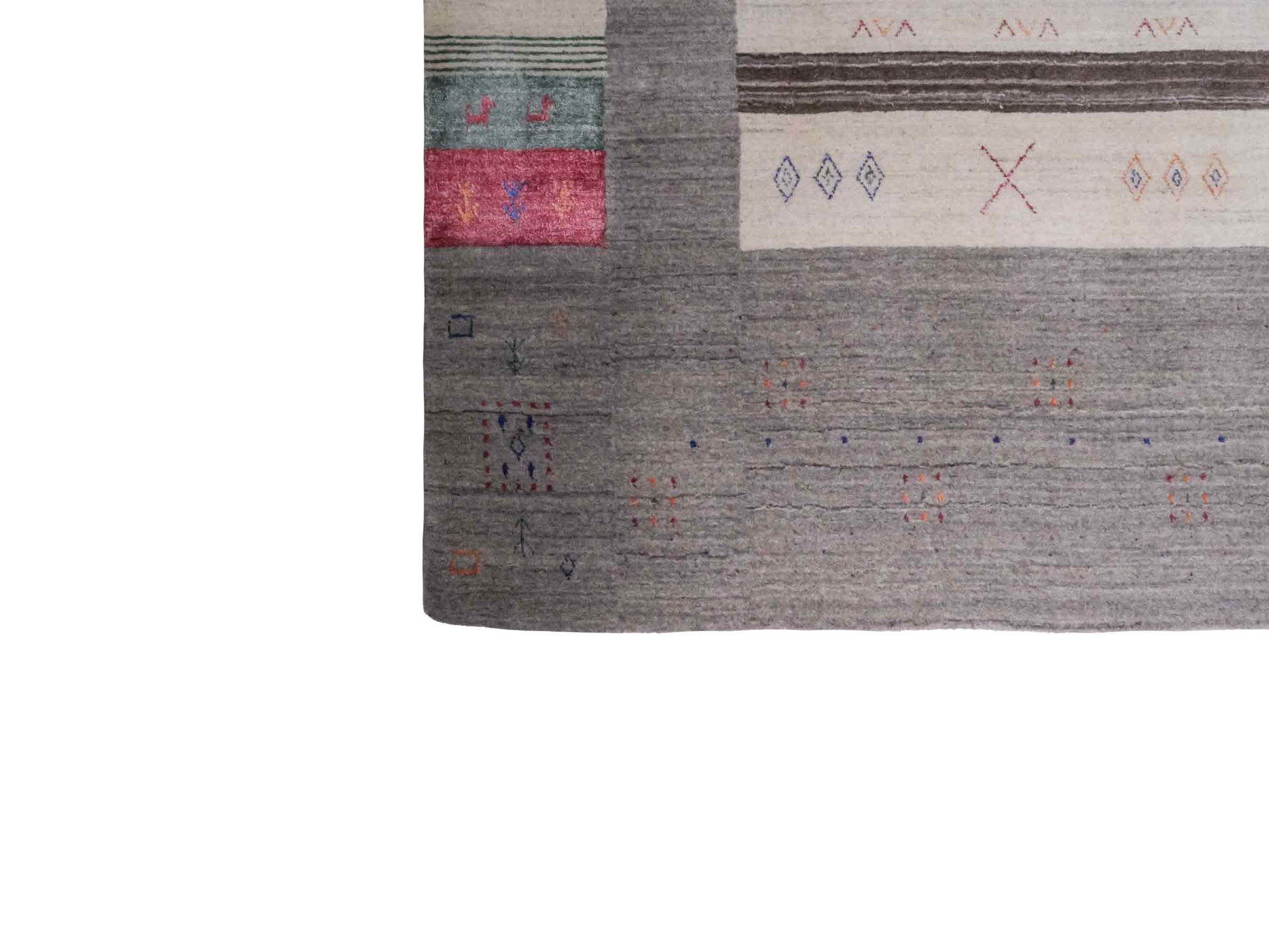 Moderner, Handloom Lori Gabbeh Orientteppich von Khademi aus Wolle mit Bambusseide, grau, mehrfarbig. Nomaden-Design. Produziert in Indien. Größe: 239x171cm. Teppichnummer: KB4-1808. Verkauf durch Jupiter Intl.