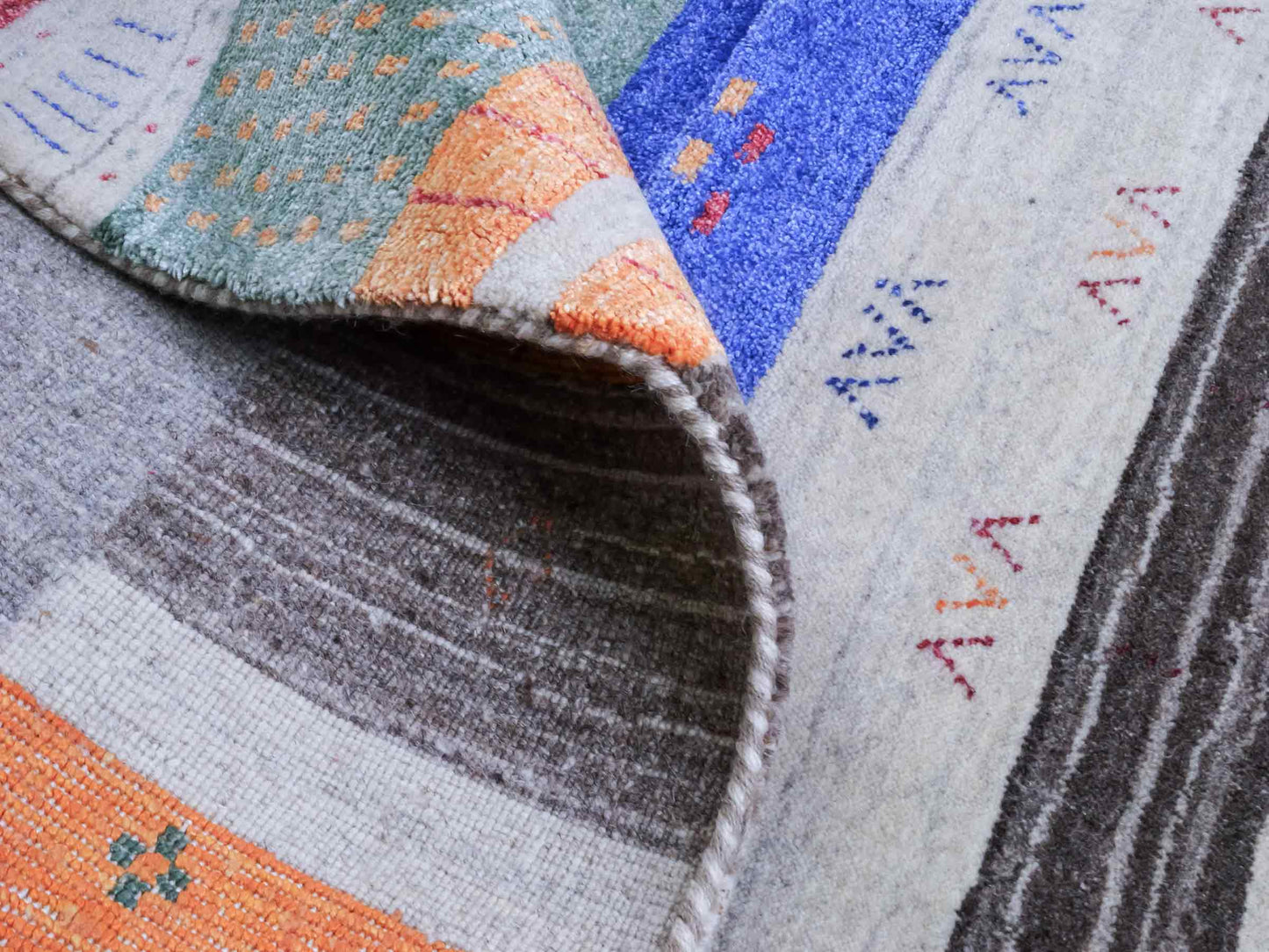 Moderner, Handloom Lori Gabbeh Orientteppich von Khademi aus Wolle mit Bambusseide, grau, mehrfarbig. Nomaden-Design. Produziert in Indien. Größe: 239x171cm. Teppichnummer: KB4-1808. Verkauf durch Jupiter Intl.