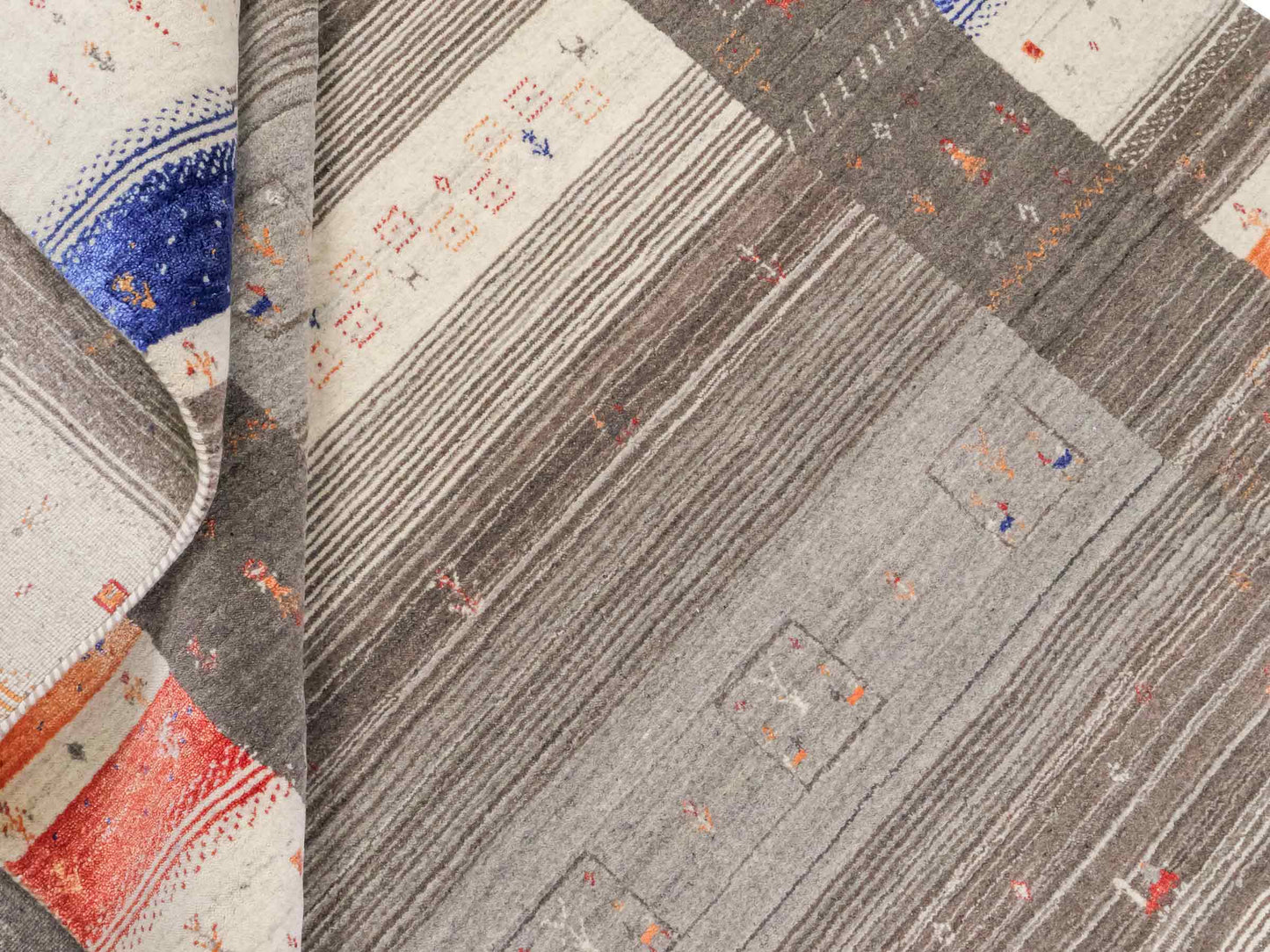 Moderner, Handloom Lori Gabbeh Orientteppich von Khademi aus Wolle mit Bambusseide, cremeweiß, grau, mehrfarbig. Nomaden-Design. Produziert in Indien. Größe: 239x173cm. Teppichnummer: KB4-1804. Verkauf durch Jupiter Intl.