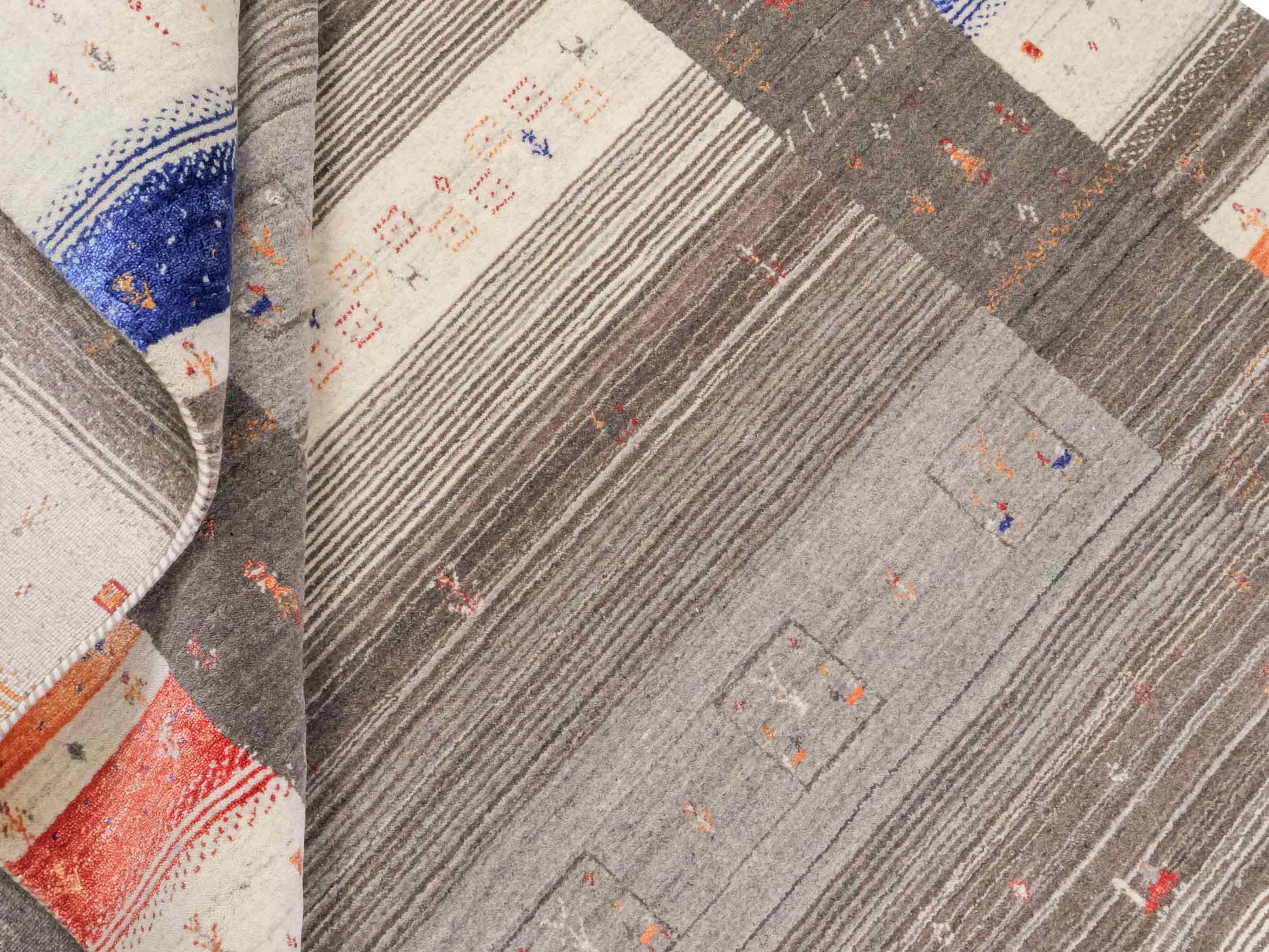 Moderner, Handloom Lori Gabbeh Orientteppich von Khademi aus Wolle mit Bambusseide, cremeweiß, grau, mehrfarbig. Nomaden-Design. Produziert in Indien. Größe: 239x173cm. Teppichnummer: KB4-1804. Verkauf durch Jupiter Intl.