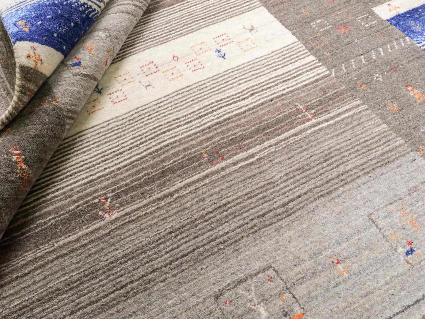 Moderner, Handloom Lori Gabbeh Orientteppich von Khademi aus Wolle mit Bambusseide, cremeweiß, grau, mehrfarbig. Nomaden-Design. Produziert in Indien. Größe: 239x173cm. Teppichnummer: KB4-1804. Verkauf durch Jupiter Intl.