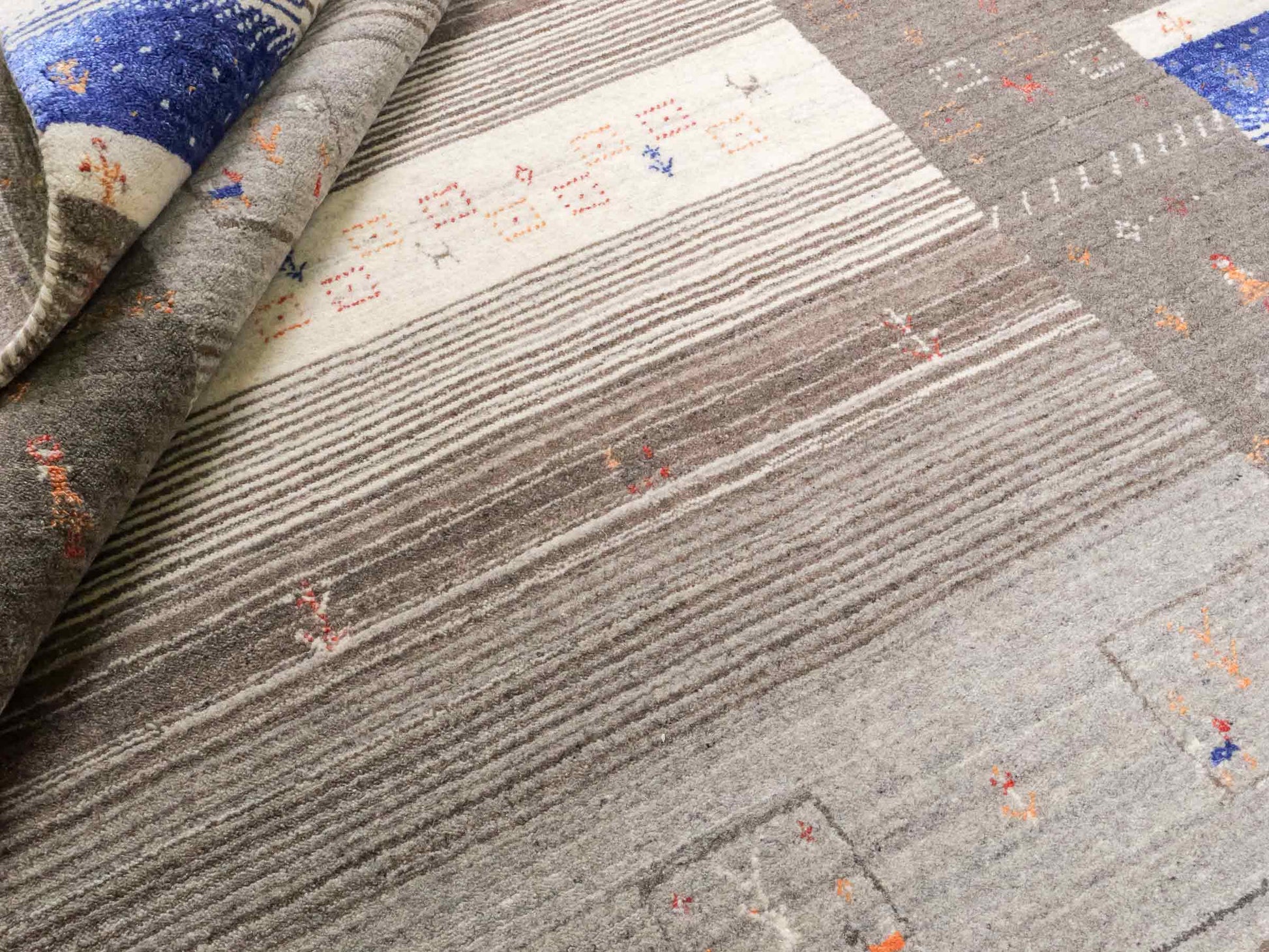 Moderner, Handloom Lori Gabbeh Orientteppich von Khademi aus Wolle mit Bambusseide, cremeweiß, grau, mehrfarbig. Nomaden-Design. Produziert in Indien. Größe: 239x173cm. Teppichnummer: KB4-1804. Verkauf durch Jupiter Intl.