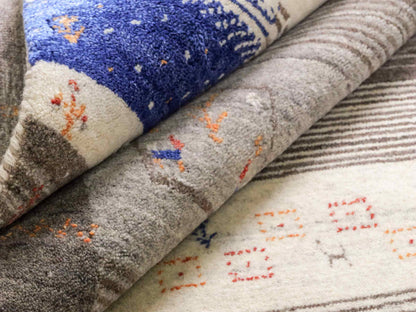 Moderner, Handloom Lori Gabbeh Orientteppich von Khademi aus Wolle mit Bambusseide, cremeweiß, grau, mehrfarbig. Nomaden-Design. Produziert in Indien. Größe: 239x173cm. Teppichnummer: KB4-1804. Verkauf durch Jupiter Intl.