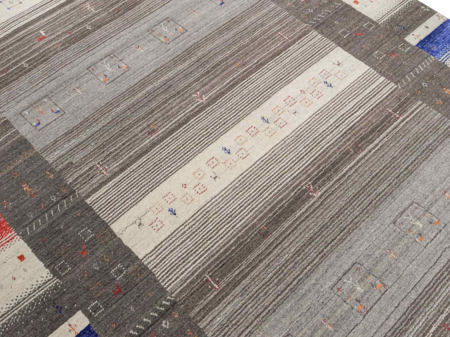 Moderner, Handloom Lori Gabbeh Orientteppich von Khademi aus Wolle mit Bambusseide, cremeweiß, grau, mehrfarbig. Nomaden-Design. Produziert in Indien. Größe: 239x173cm. Teppichnummer: KB4-1804. Verkauf durch Jupiter Intl.