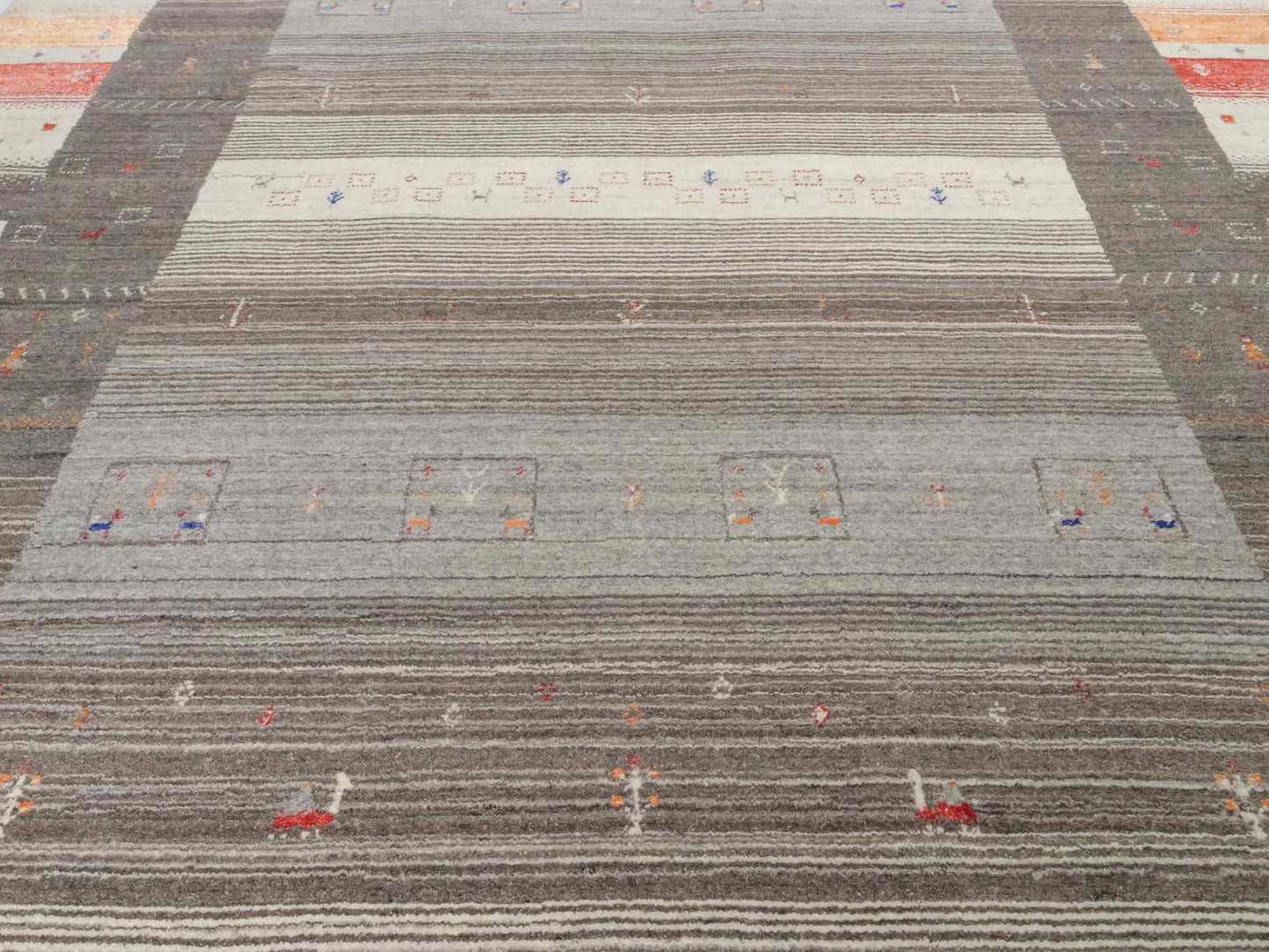 Moderner, Handloom Lori Gabbeh Orientteppich von Khademi aus Wolle mit Bambusseide, cremeweiß, grau, mehrfarbig. Nomaden-Design. Produziert in Indien. Größe: 239x173cm. Teppichnummer: KB4-1804. Verkauf durch Jupiter Intl.