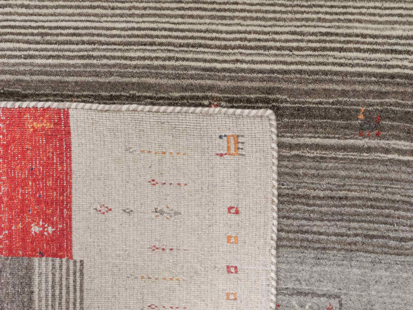 Moderner, Handloom Lori Gabbeh Orientteppich von Khademi aus Wolle mit Bambusseide, cremeweiß, grau, mehrfarbig. Nomaden-Design. Produziert in Indien. Größe: 239x173cm. Teppichnummer: KB4-1804. Verkauf durch Jupiter Intl.