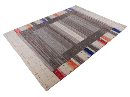 Moderner, Handloom Lori Gabbeh Orientteppich von Khademi aus Wolle mit Bambusseide, cremeweiß, grau, mehrfarbig. Nomaden-Design. Produziert in Indien. Größe: 239x173cm. Teppichnummer: KB4-1804. Verkauf durch Jupiter Intl.