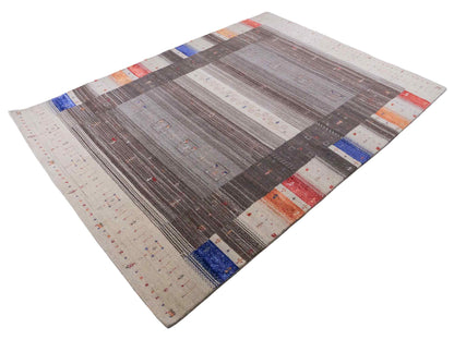 Moderner, Handloom Lori Gabbeh Orientteppich von Khademi aus Wolle mit Bambusseide, cremeweiß, grau, mehrfarbig. Nomaden-Design. Produziert in Indien. Größe: 239x173cm. Teppichnummer: KB4-1804. Verkauf durch Jupiter Intl.