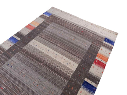 Moderner, Handloom Lori Gabbeh Orientteppich von Khademi aus Wolle mit Bambusseide, cremeweiß, grau, mehrfarbig. Nomaden-Design. Produziert in Indien. Größe: 239x173cm. Teppichnummer: KB4-1804. Verkauf durch Jupiter Intl.