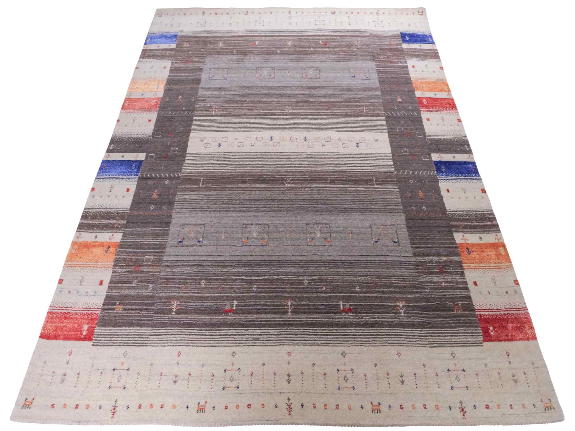 Moderner, Handloom Lori Gabbeh Orientteppich von Khademi aus Wolle mit Bambusseide, cremeweiß, grau, mehrfarbig. Nomaden-Design. Produziert in Indien. Größe: 239x173cm. Teppichnummer: KB4-1804. Verkauf durch Jupiter Intl.