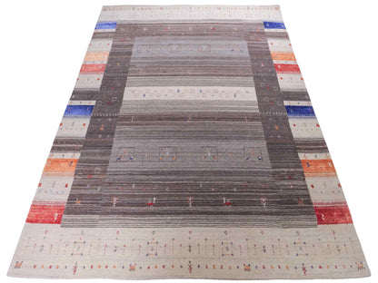 Moderner, Handloom Lori Gabbeh Orientteppich von Khademi aus Wolle mit Bambusseide, cremeweiß, grau, mehrfarbig. Nomaden-Design. Produziert in Indien. Größe: 239x173cm. Teppichnummer: KB4-1804. Verkauf durch Jupiter Intl.