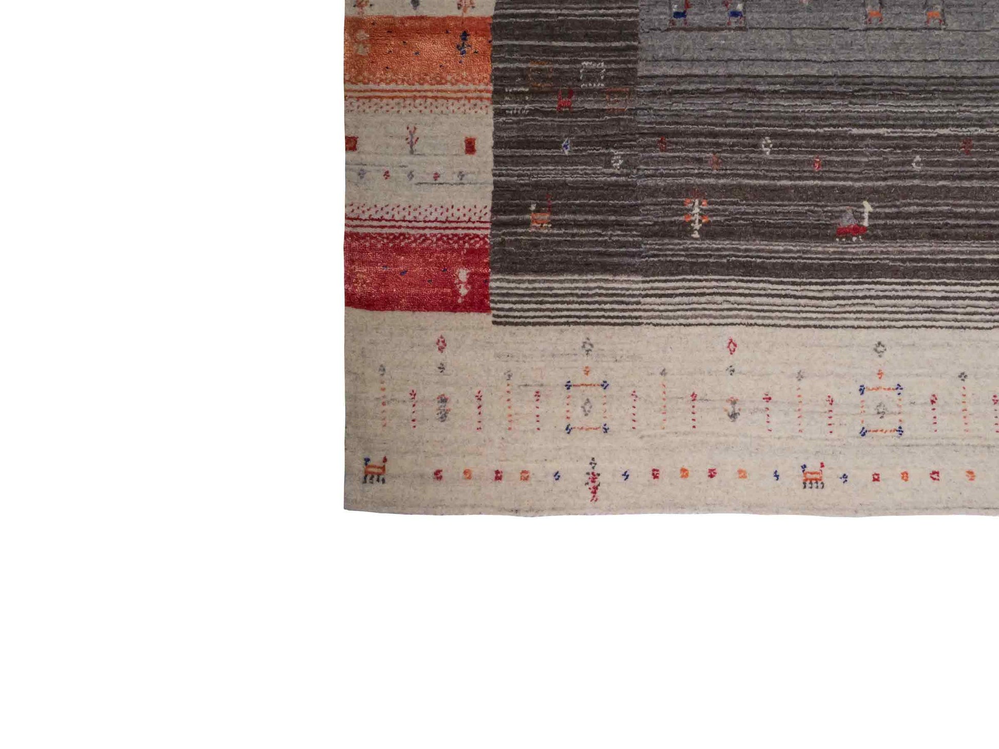 Moderner, Handloom Lori Gabbeh Orientteppich von Khademi aus Wolle mit Bambusseide, cremeweiß, grau, mehrfarbig. Nomaden-Design. Produziert in Indien. Größe: 239x173cm. Teppichnummer: KB4-1804. Verkauf durch Jupiter Intl.