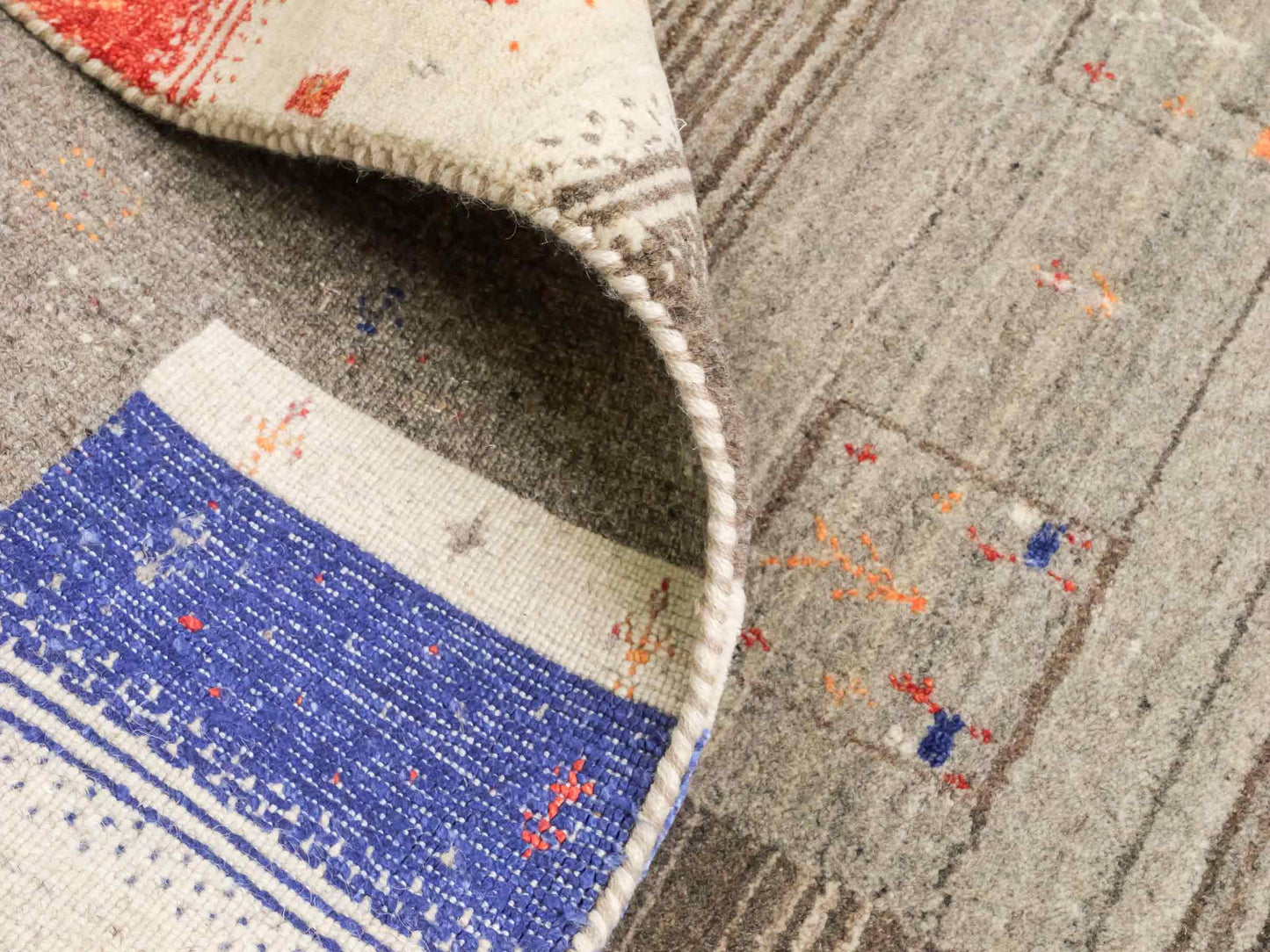 Moderner, Handloom Lori Gabbeh Orientteppich von Khademi aus Wolle mit Bambusseide, cremeweiß, grau, mehrfarbig. Nomaden-Design. Produziert in Indien. Größe: 239x173cm. Teppichnummer: KB4-1804. Verkauf durch Jupiter Intl.