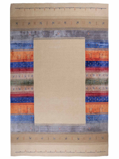 Moderner, Handloom Lori Gabbeh Orientteppich von Khademi aus Wolle mit Bambusseide, cremeweiß, beige, mehrfarbig. Nomaden-Design. Produziert in Indien. Größe: 240x170cm. Teppichnummer: KB4-1818. Verkauf durch Jupiter Intl.