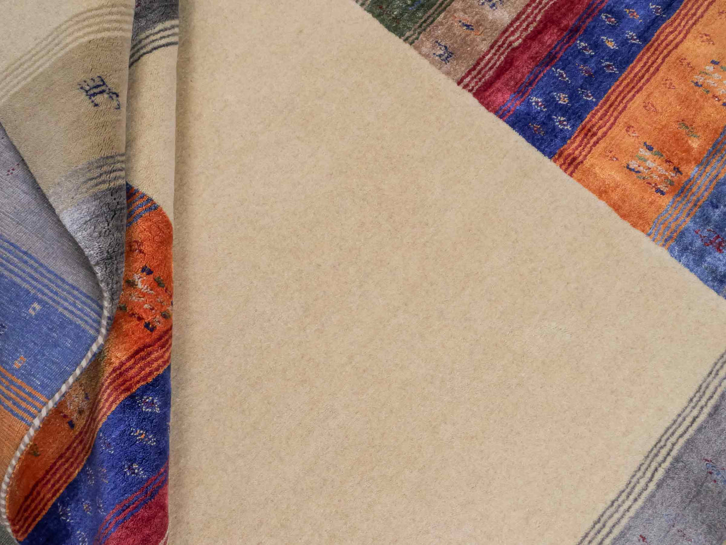 Moderner, Handloom Lori Gabbeh Orientteppich von Khademi aus Wolle mit Bambusseide, cremeweiß, beige, mehrfarbig. Nomaden-Design. Produziert in Indien. Größe: 240x170cm. Teppichnummer: KB4-1818. Verkauf durch Jupiter Intl.