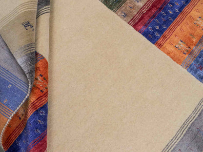 Moderner, Handloom Lori Gabbeh Orientteppich von Khademi aus Wolle mit Bambusseide, cremeweiß, beige, mehrfarbig. Nomaden-Design. Produziert in Indien. Größe: 240x170cm. Teppichnummer: KB4-1818. Verkauf durch Jupiter Intl.