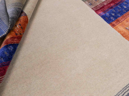 Moderner, Handloom Lori Gabbeh Orientteppich von Khademi aus Wolle mit Bambusseide, cremeweiß, beige, mehrfarbig. Nomaden-Design. Produziert in Indien. Größe: 240x170cm. Teppichnummer: KB4-1818. Verkauf durch Jupiter Intl.