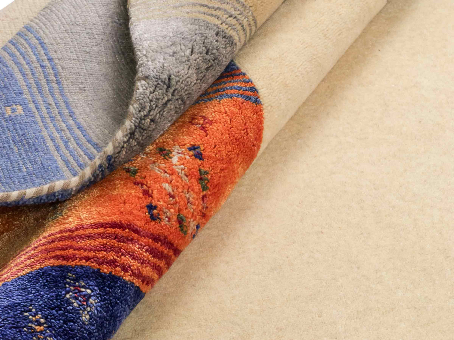 Moderner, Handloom Lori Gabbeh Orientteppich von Khademi aus Wolle mit Bambusseide, cremeweiß, beige, mehrfarbig. Nomaden-Design. Produziert in Indien. Größe: 240x170cm. Teppichnummer: KB4-1818. Verkauf durch Jupiter Intl.