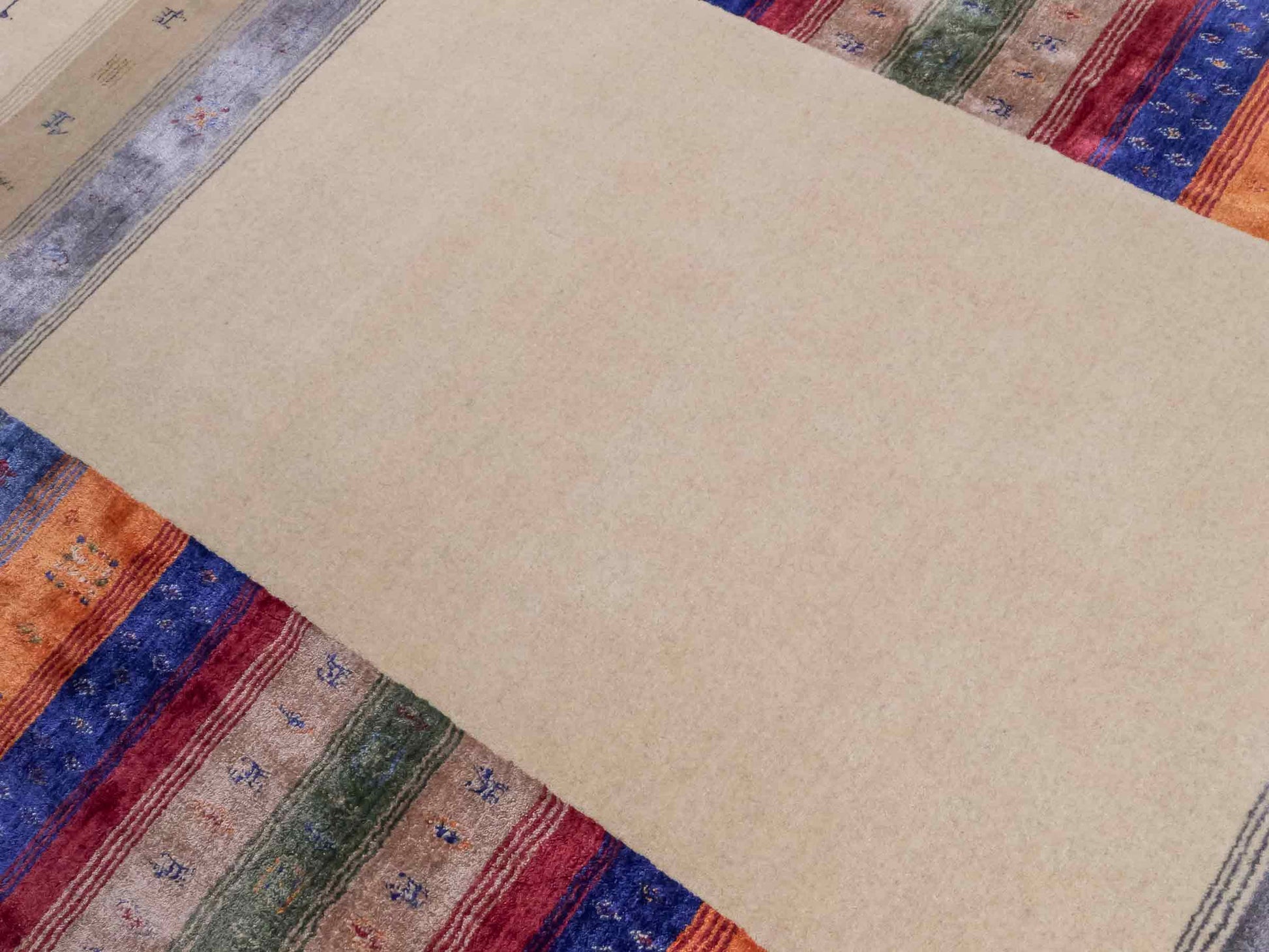 Moderner, Handloom Lori Gabbeh Orientteppich von Khademi aus Wolle mit Bambusseide, cremeweiß, beige, mehrfarbig. Nomaden-Design. Produziert in Indien. Größe: 240x170cm. Teppichnummer: KB4-1818. Verkauf durch Jupiter Intl.