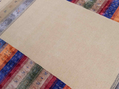 Moderner, Handloom Lori Gabbeh Orientteppich von Khademi aus Wolle mit Bambusseide, cremeweiß, beige, mehrfarbig. Nomaden-Design. Produziert in Indien. Größe: 240x170cm. Teppichnummer: KB4-1818. Verkauf durch Jupiter Intl.