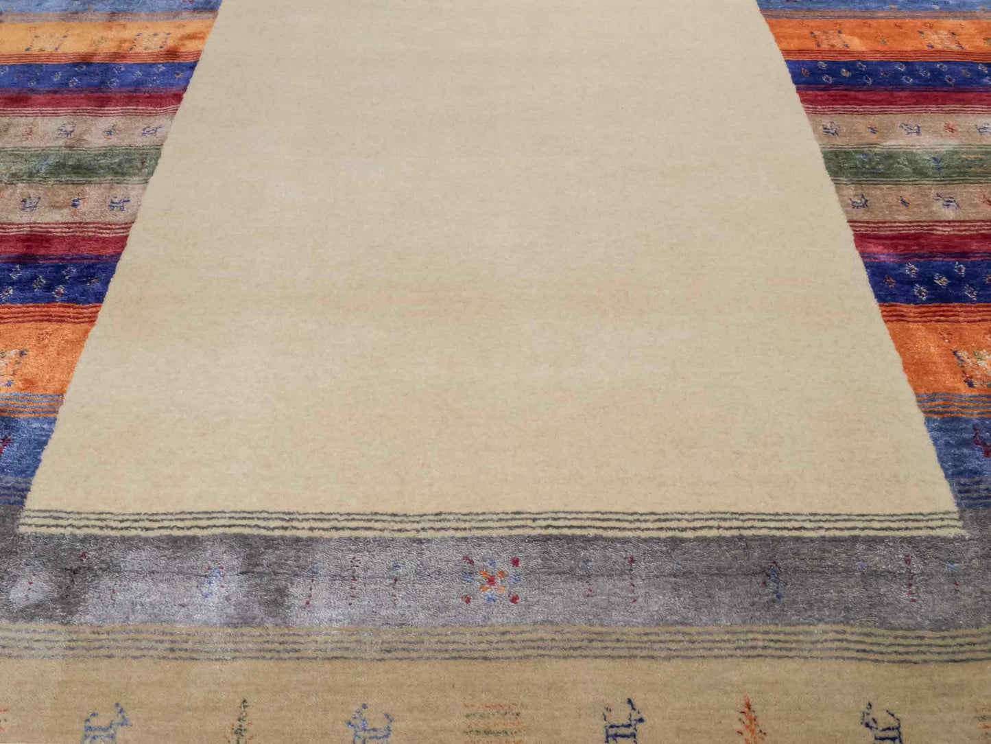 Moderner, Handloom Lori Gabbeh Orientteppich von Khademi aus Wolle mit Bambusseide, cremeweiß, beige, mehrfarbig. Nomaden-Design. Produziert in Indien. Größe: 240x170cm. Teppichnummer: KB4-1818. Verkauf durch Jupiter Intl.