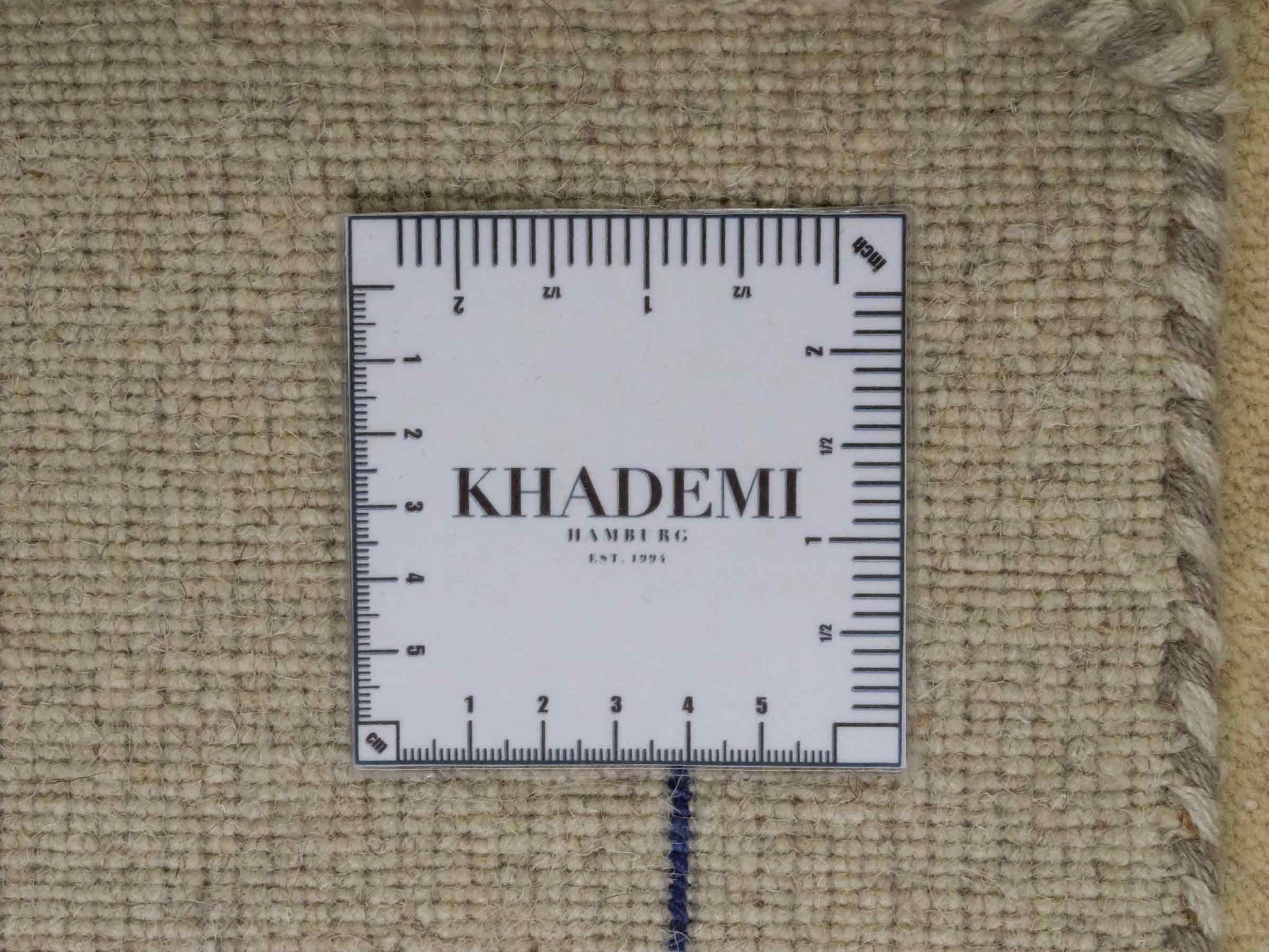 Moderner, Handloom Lori Gabbeh Orientteppich von Khademi aus Wolle mit Bambusseide, cremeweiß, beige, mehrfarbig. Nomaden-Design. Produziert in Indien. Größe: 240x170cm. Teppichnummer: KB4-1818. Verkauf durch Jupiter Intl.