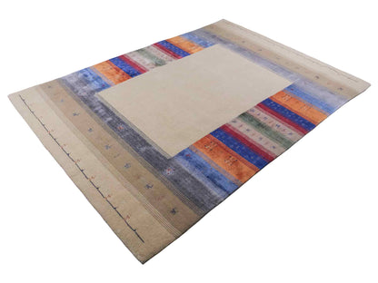 Moderner, Handloom Lori Gabbeh Orientteppich von Khademi aus Wolle mit Bambusseide, cremeweiß, beige, mehrfarbig. Nomaden-Design. Produziert in Indien. Größe: 240x170cm. Teppichnummer: KB4-1818. Verkauf durch Jupiter Intl.