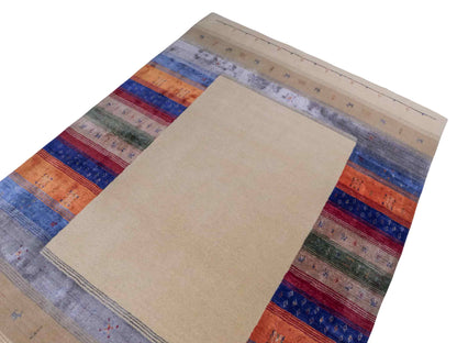 Moderner, Handloom Lori Gabbeh Orientteppich von Khademi aus Wolle mit Bambusseide, cremeweiß, beige, mehrfarbig. Nomaden-Design. Produziert in Indien. Größe: 240x170cm. Teppichnummer: KB4-1818. Verkauf durch Jupiter Intl.