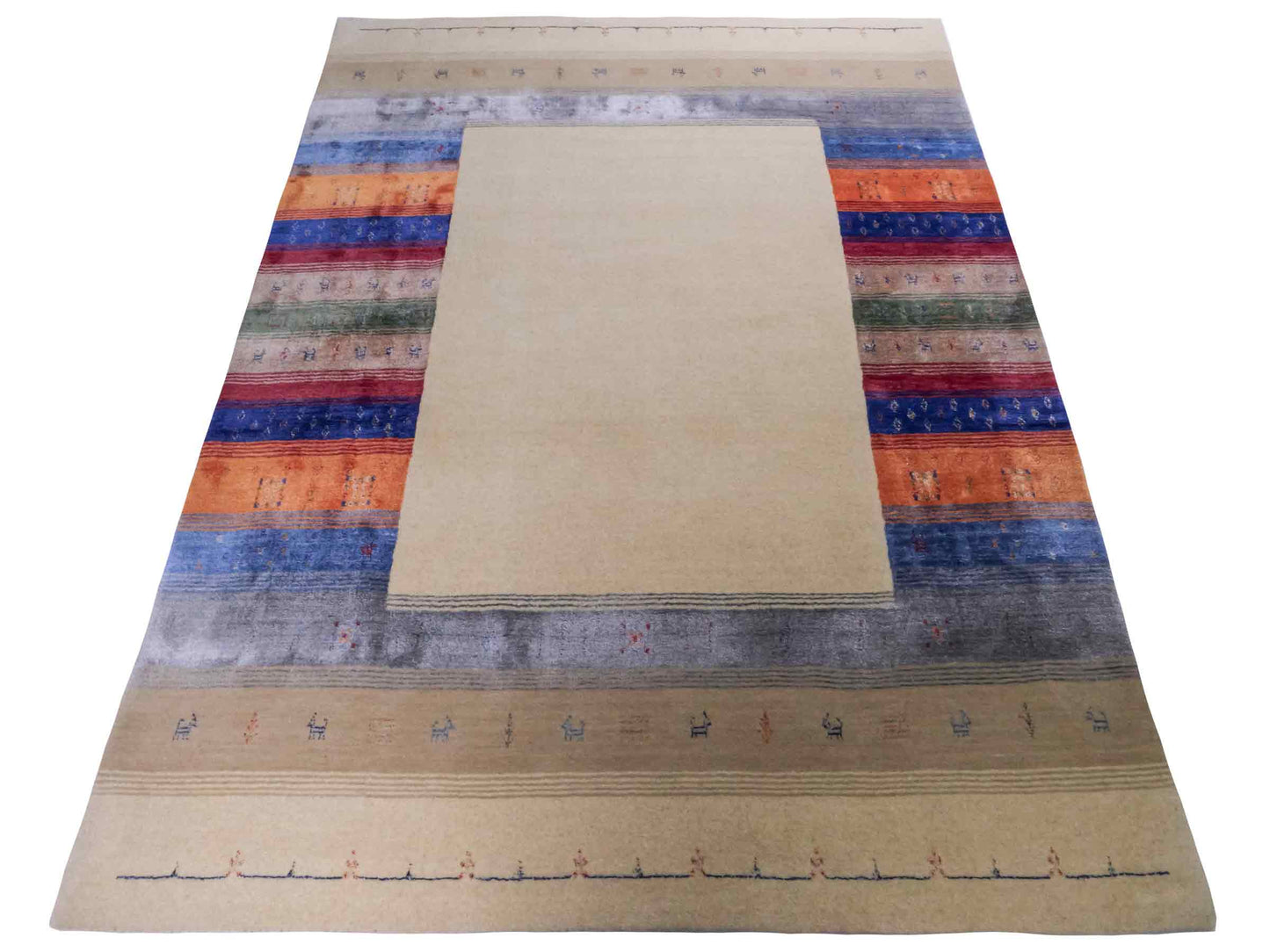 Moderner, Handloom Lori Gabbeh Orientteppich von Khademi aus Wolle mit Bambusseide, cremeweiß, beige, mehrfarbig. Nomaden-Design. Produziert in Indien. Größe: 240x170cm. Teppichnummer: KB4-1818. Verkauf durch Jupiter Intl.