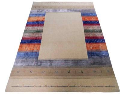 Moderner, Handloom Lori Gabbeh Orientteppich von Khademi aus Wolle mit Bambusseide, cremeweiß, beige, mehrfarbig. Nomaden-Design. Produziert in Indien. Größe: 240x170cm. Teppichnummer: KB4-1818. Verkauf durch Jupiter Intl.