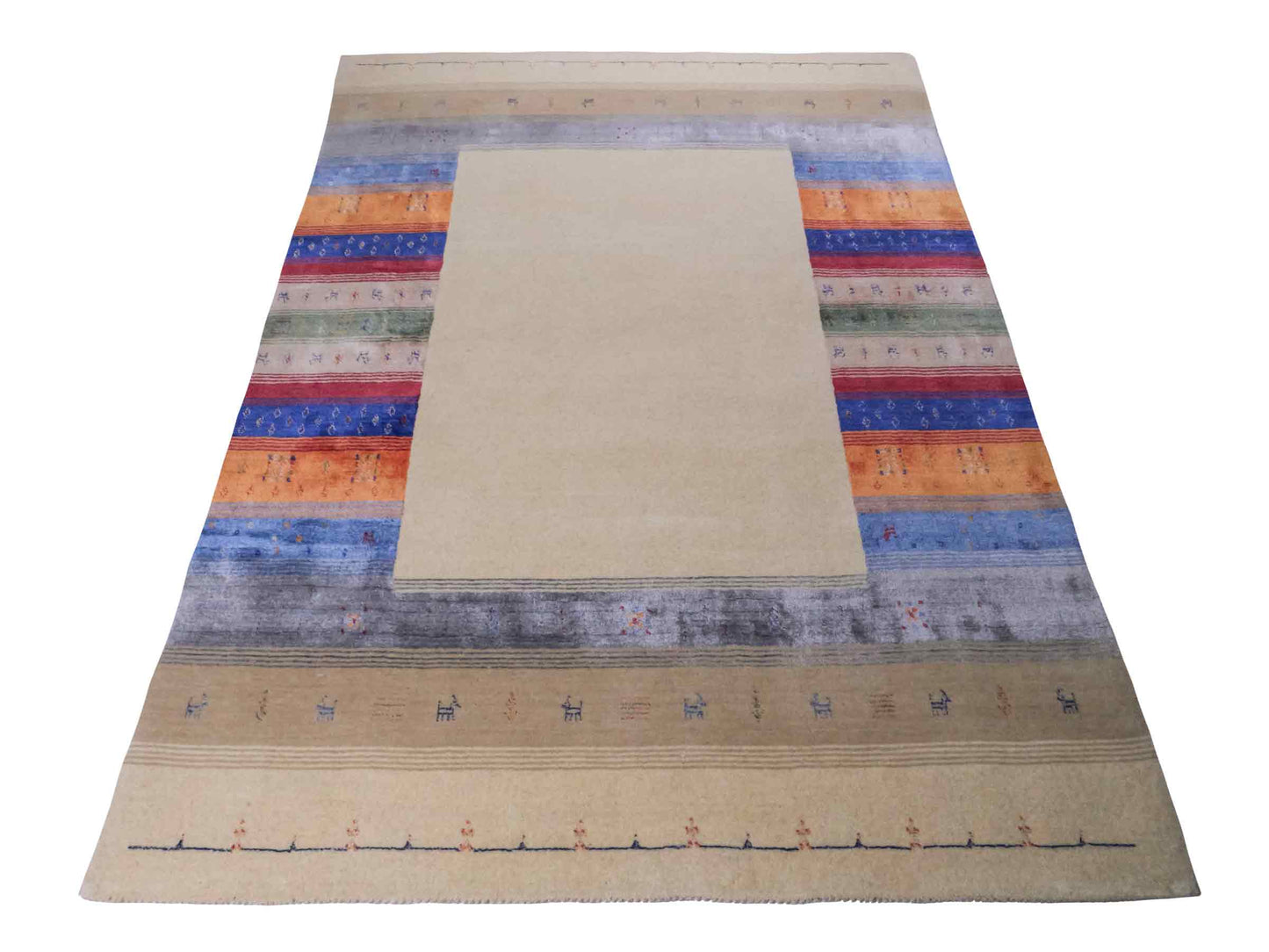 Moderner, Handloom Lori Gabbeh Orientteppich von Khademi aus Wolle mit Bambusseide, cremeweiß, beige, mehrfarbig. Nomaden-Design. Produziert in Indien. Größe: 240x170cm. Teppichnummer: KB4-1818. Verkauf durch Jupiter Intl.