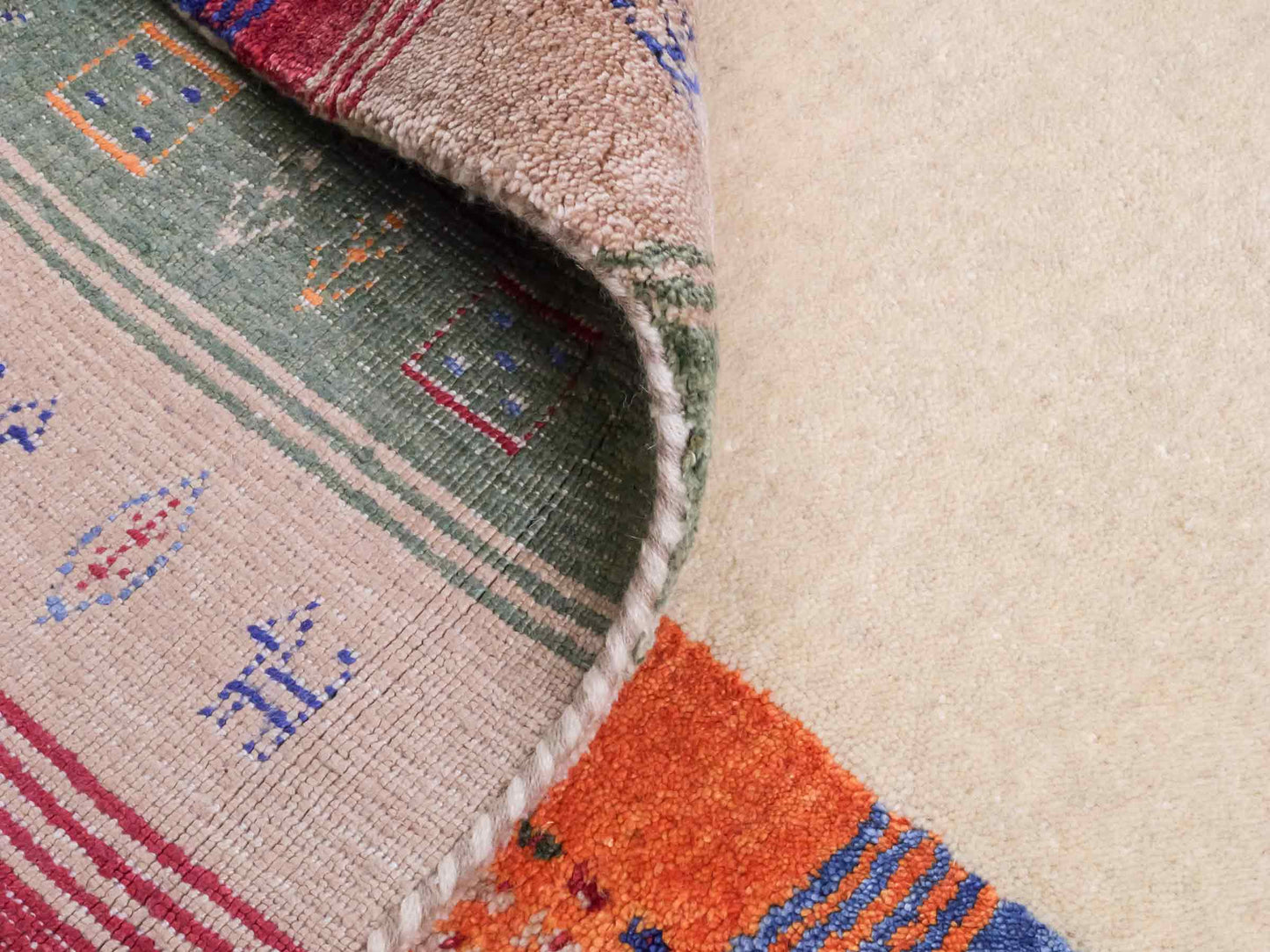 Moderner, Handloom Lori Gabbeh Orientteppich von Khademi aus Wolle mit Bambusseide, cremeweiß, beige, mehrfarbig. Nomaden-Design. Produziert in Indien. Größe: 240x170cm. Teppichnummer: KB4-1818. Verkauf durch Jupiter Intl.