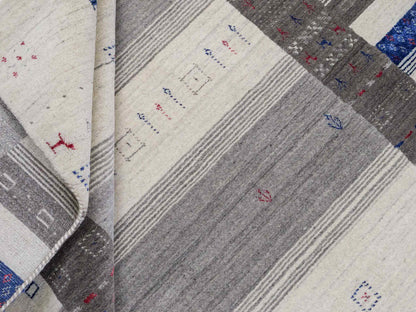 Moderner, Handloom Lori Gabbeh Orientteppich von Khademi aus Wolle mit Bambusseide, cremeweiß, grau, mehrfarbig. Geometrisches Nomaden-Design. Produziert in Indien. Größe: 240x174cm. Teppichnummer: KB4-1814. Verkauf durch Jupiter Intl.