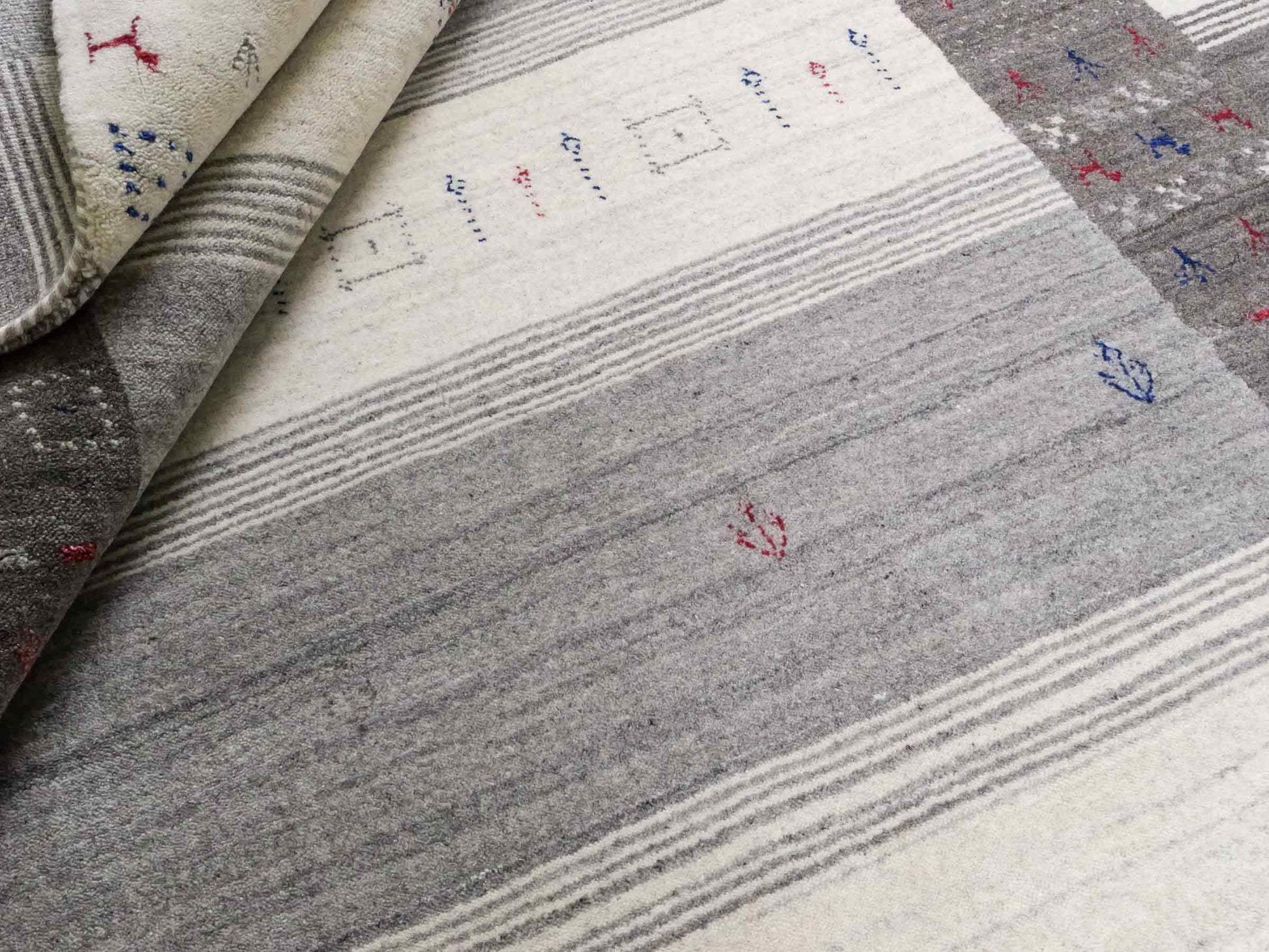 Moderner, Handloom Lori Gabbeh Orientteppich von Khademi aus Wolle mit Bambusseide, cremeweiß, grau, mehrfarbig. Geometrisches Nomaden-Design. Produziert in Indien. Größe: 240x174cm. Teppichnummer: KB4-1814. Verkauf durch Jupiter Intl.