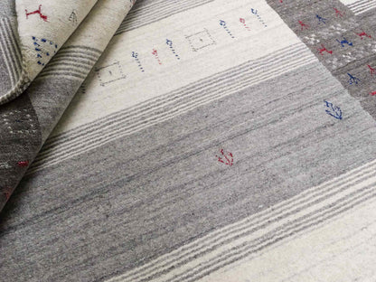 Moderner, Handloom Lori Gabbeh Orientteppich von Khademi aus Wolle mit Bambusseide, cremeweiß, grau, mehrfarbig. Geometrisches Nomaden-Design. Produziert in Indien. Größe: 240x174cm. Teppichnummer: KB4-1814. Verkauf durch Jupiter Intl.