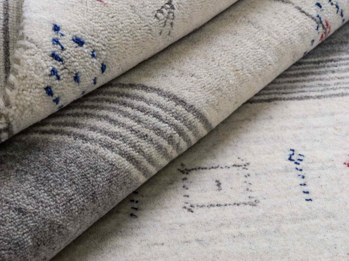 Moderner, Handloom Lori Gabbeh Orientteppich von Khademi aus Wolle mit Bambusseide, cremeweiß, grau, mehrfarbig. Geometrisches Nomaden-Design. Produziert in Indien. Größe: 240x174cm. Teppichnummer: KB4-1814. Verkauf durch Jupiter Intl.