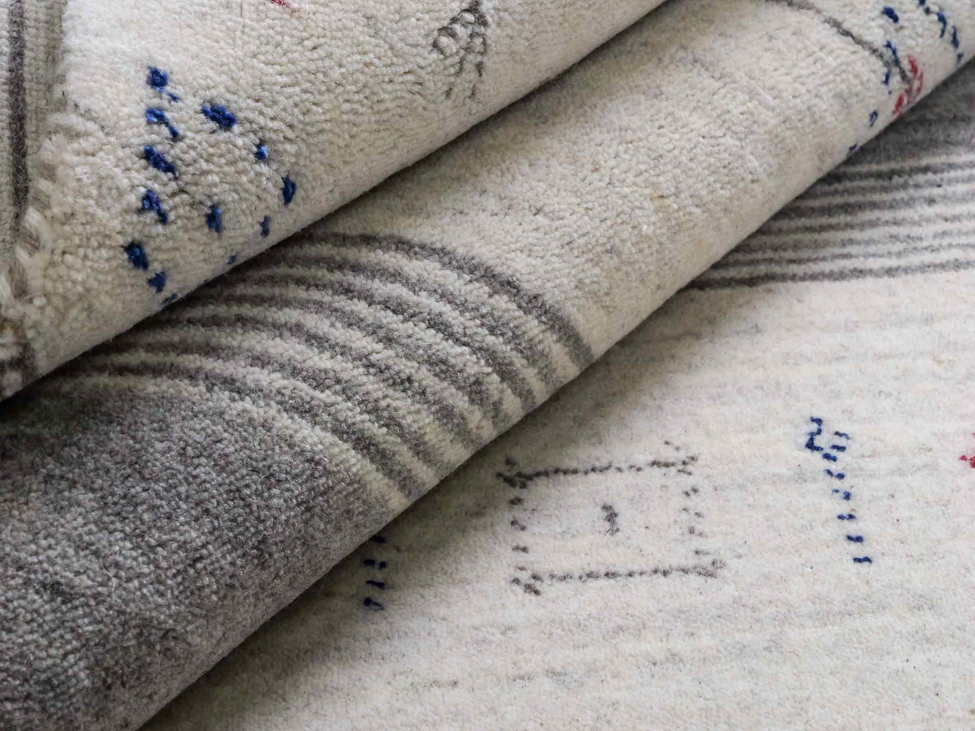 Moderner, Handloom Lori Gabbeh Orientteppich von Khademi aus Wolle mit Bambusseide, cremeweiß, grau, mehrfarbig. Geometrisches Nomaden-Design. Produziert in Indien. Größe: 240x174cm. Teppichnummer: KB4-1814. Verkauf durch Jupiter Intl.