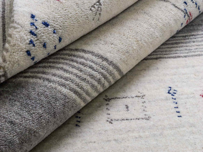 Moderner, Handloom Lori Gabbeh Orientteppich von Khademi aus Wolle mit Bambusseide, cremeweiß, grau, mehrfarbig. Geometrisches Nomaden-Design. Produziert in Indien. Größe: 240x174cm. Teppichnummer: KB4-1814. Verkauf durch Jupiter Intl.