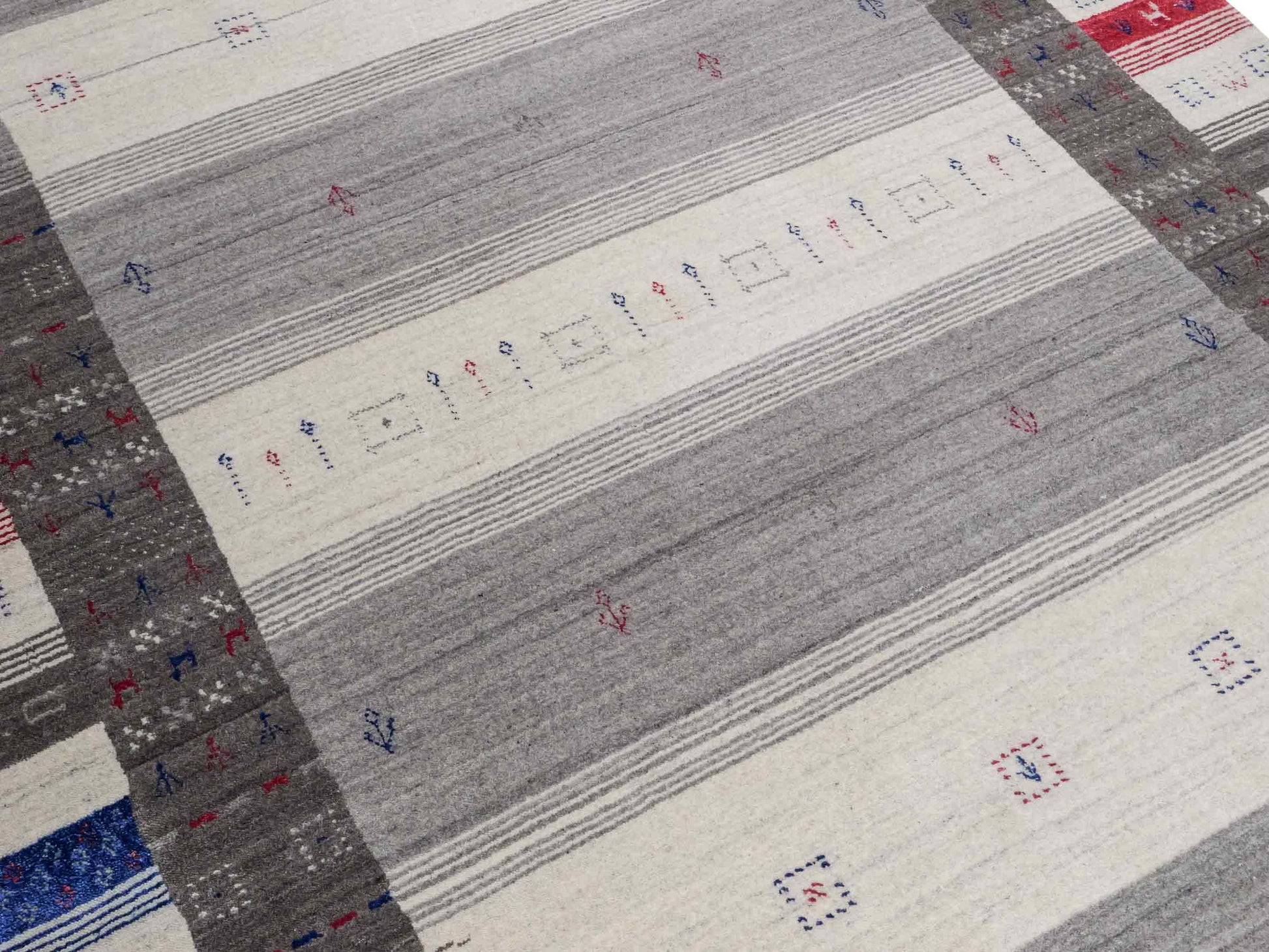 Moderner, Handloom Lori Gabbeh Orientteppich von Khademi aus Wolle mit Bambusseide, cremeweiß, grau, mehrfarbig. Geometrisches Nomaden-Design. Produziert in Indien. Größe: 240x174cm. Teppichnummer: KB4-1814. Verkauf durch Jupiter Intl.