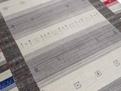 Moderner, Handloom Lori Gabbeh Orientteppich von Khademi aus Wolle mit Bambusseide, cremeweiß, grau, mehrfarbig. Geometrisches Nomaden-Design. Produziert in Indien. Größe: 240x174cm. Teppichnummer: KB4-1814. Verkauf durch Jupiter Intl.