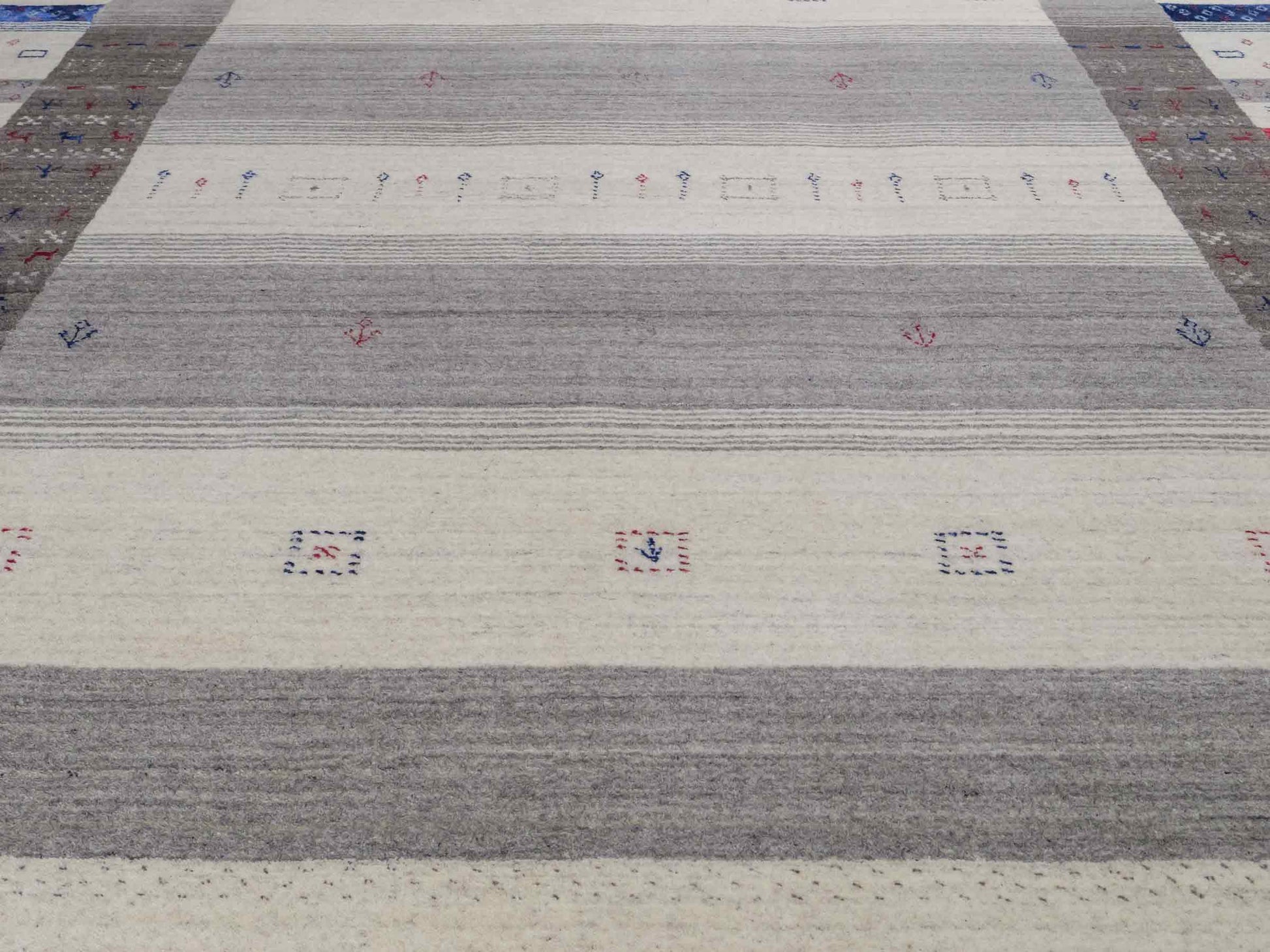 Moderner, Handloom Lori Gabbeh Orientteppich von Khademi aus Wolle mit Bambusseide, cremeweiß, grau, mehrfarbig. Geometrisches Nomaden-Design. Produziert in Indien. Größe: 240x174cm. Teppichnummer: KB4-1814. Verkauf durch Jupiter Intl.