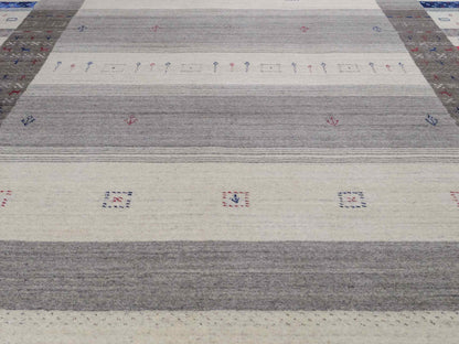 Moderner, Handloom Lori Gabbeh Orientteppich von Khademi aus Wolle mit Bambusseide, cremeweiß, grau, mehrfarbig. Geometrisches Nomaden-Design. Produziert in Indien. Größe: 240x174cm. Teppichnummer: KB4-1814. Verkauf durch Jupiter Intl.