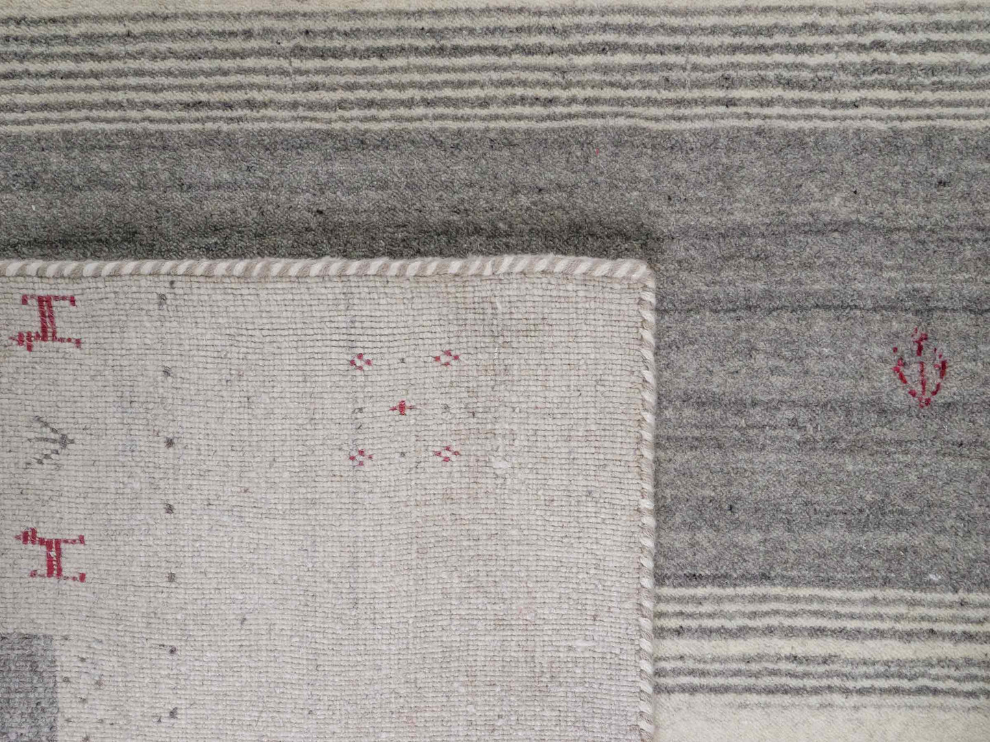 Moderner, Handloom Lori Gabbeh Orientteppich von Khademi aus Wolle mit Bambusseide, cremeweiß, grau, mehrfarbig. Geometrisches Nomaden-Design. Produziert in Indien. Größe: 240x174cm. Teppichnummer: KB4-1814. Verkauf durch Jupiter Intl.